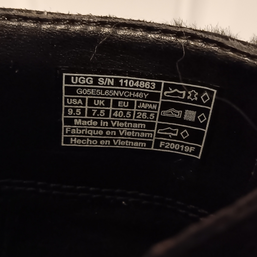 UGG| Kirke Ankle Boots Black Suede Shearling Trim Missing Shoe Lace 9.5 - Picture 3 of 8